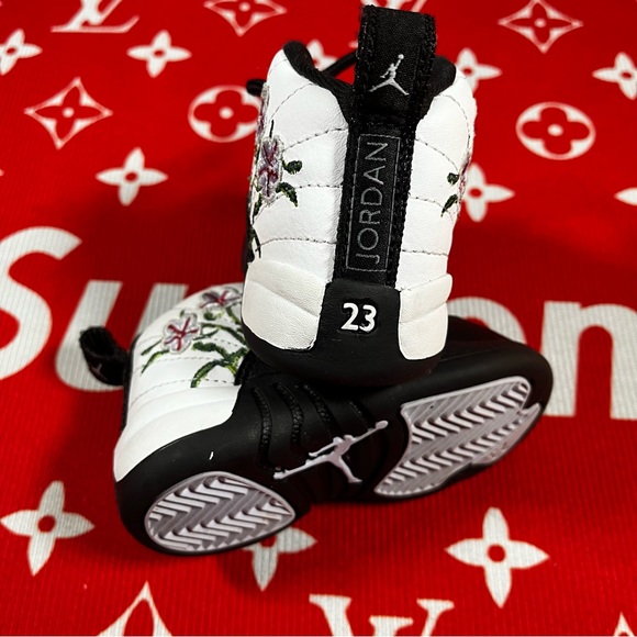 ❤️like new little jordan 12 floral size 5C - Picture 6 of 6